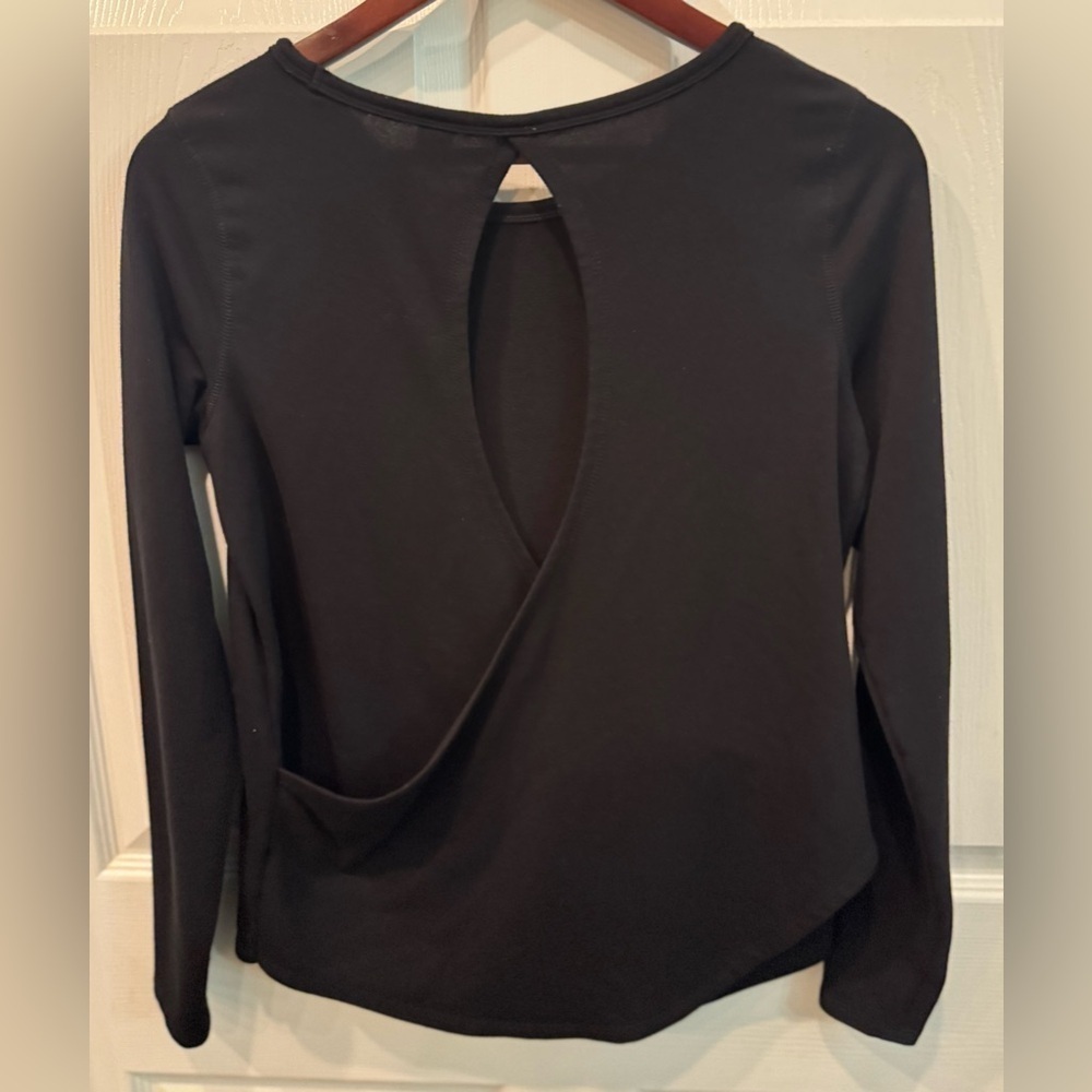 Old Navy Active Black Long Sleeve Open Back Top With Thumb Holes Women’sSize XS - Picture 2 of 7